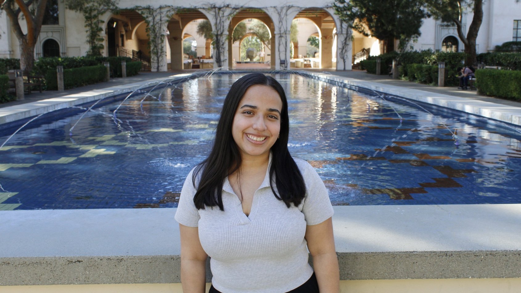 Melanie Rodríguez Pabón standing in front of the Beckman Institute